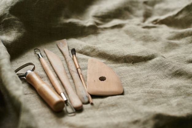 Holzwerkzeuge zum Arbeiten mit Ton und Keramik auf Leinenhintergrund