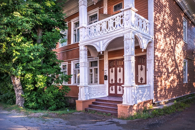 Holzwohnhaus mit durchbrochener Schnitzerei in Vologda an einem sonnigen Sommertag