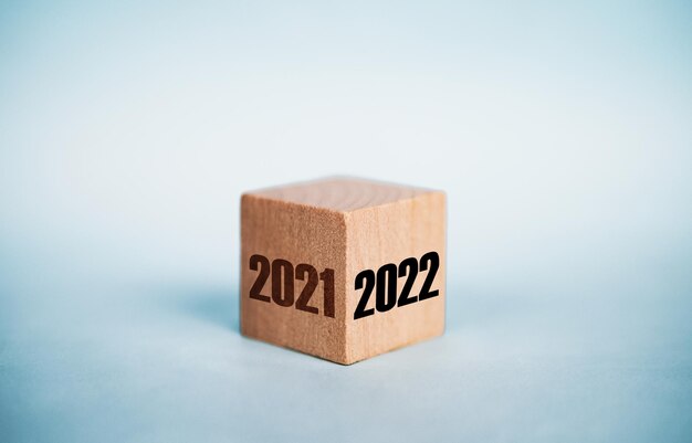 Holzwürfel 2021 und 2022 Konzept Business Change zu neuem Erfolg