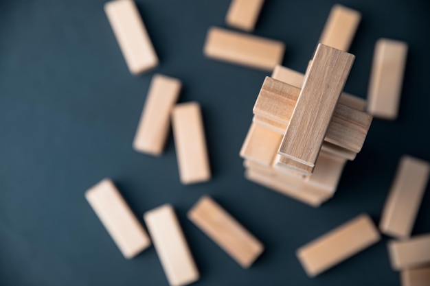 Holzwürfel auf dem Schreibtisch