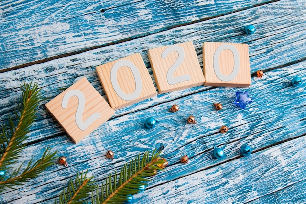 Holzwürfel für Ihre Neujahrsdaten Draufsicht Neujahrskonzept blauer hölzerner Hintergrundtannenzweig