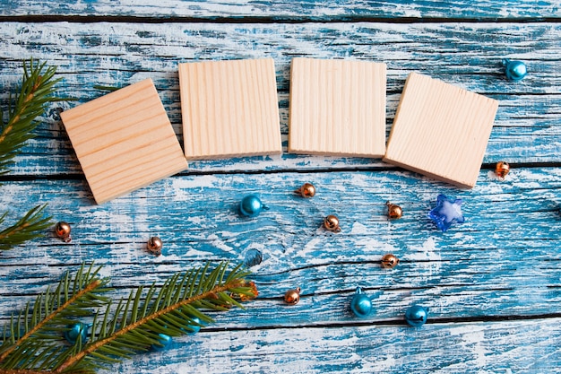 Holzwürfel für Ihre Neujahrsdaten Draufsicht Neujahrskonzept blauer hölzerner Hintergrundtannenzweig