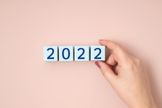 Holzwürfel mit 2022 Figuren. 2022 Jahr Anfang Idee. Neujahrsziele und Auflösungskonzept. Flache Lage, Ansicht von oben