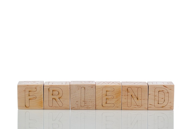 Holzwürfel mit Buchstaben Freund auf weißem Hintergrund