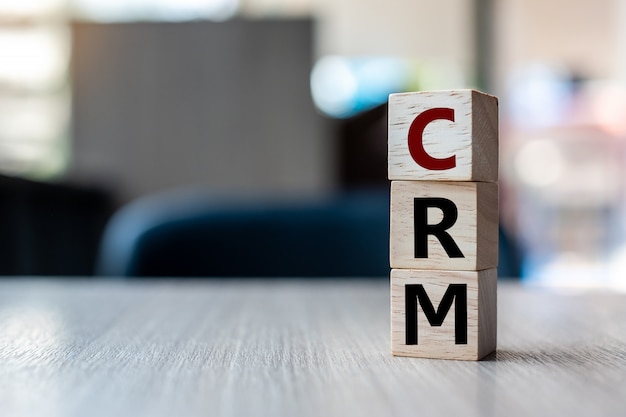 Holzwürfel mit CRM-Text