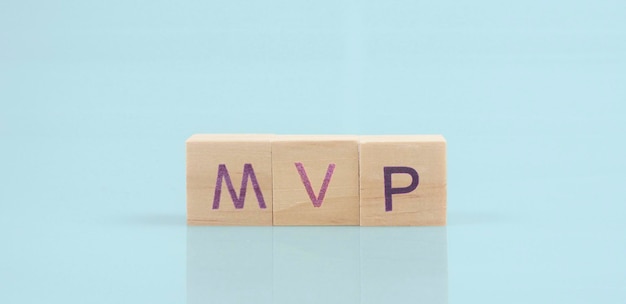 Holzwürfel mit dem Buchstaben aus dem MVP-Wort. Holzwürfel stehend