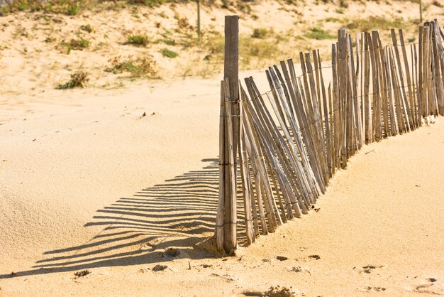 Holzzaun am Atlantikstrand