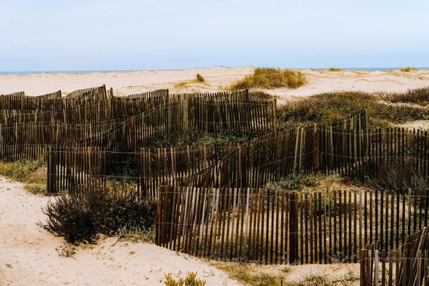 Foto holzzaun am strand gegen den himmel