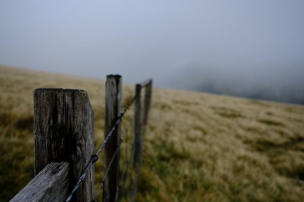 Foto holzzaun auf dem feld gegen den himmel