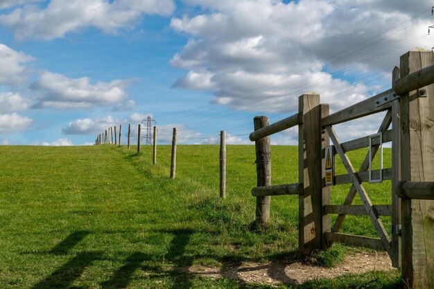 Foto holzzaun auf dem feld gegen den himmel