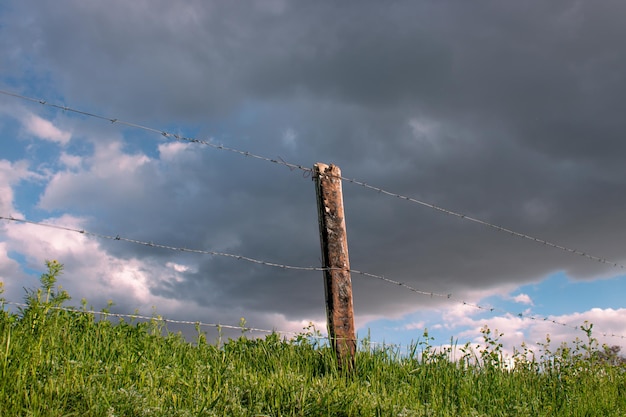 Holzzaunpfosten und Himmel im Hintergrund