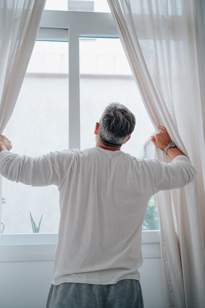 Hombre de 50 años acaba de despertar abriendo la ventana