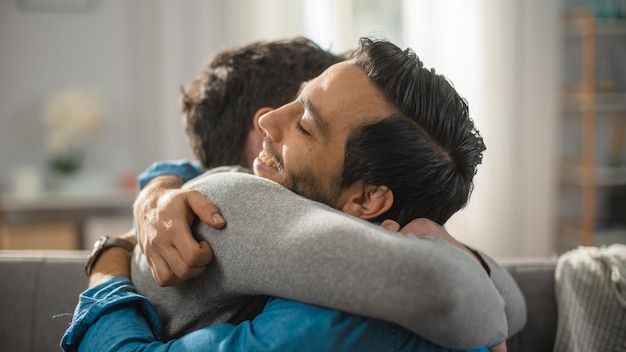 Un hombre abraza a un hombre con una camisa azul.