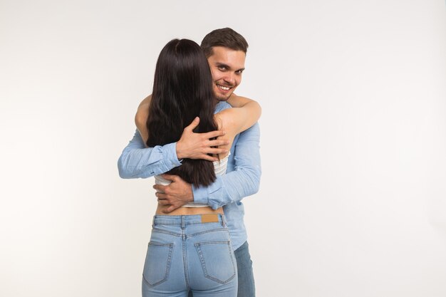 Foto hombre abrazando a su novia aislado en blanco