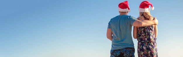 Hombre, abrazar, mujer, en, navidad, sombreros