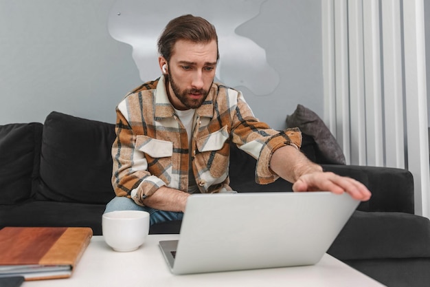 El hombre abre la computadora portátil para trabajar