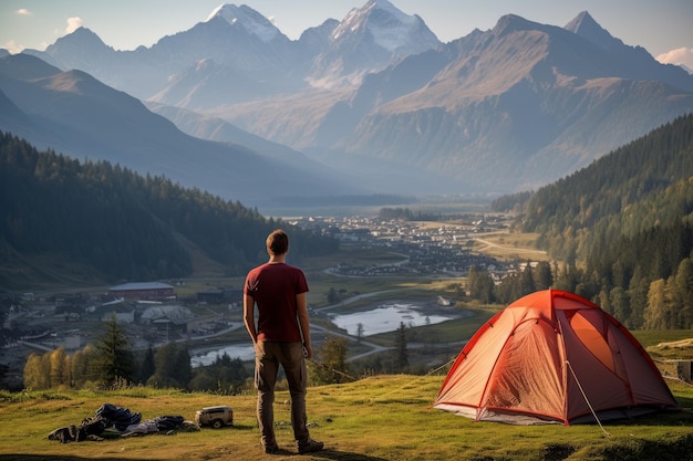 Hombre acampando en las montañas