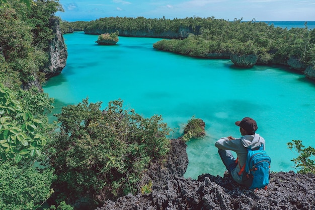 Foto un hombre en el acantilado - isla de bair molucas indonesia