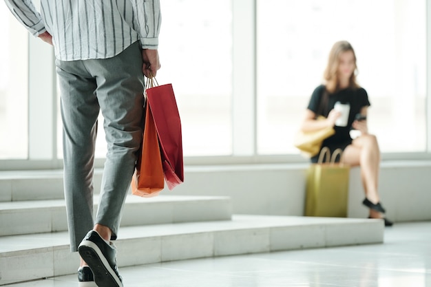 Hombre acercándose a la novia después de ir de compras