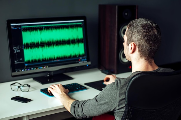 Foto hombre acertado e inteligente que trabaja en la computadora