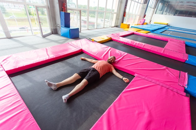 Hombre, acostado, en, un, trampolín, en el interior, vista superior