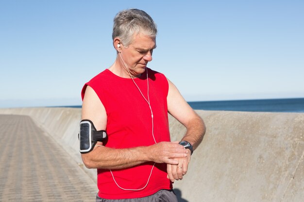 Hombre activo senior para correr en el muelle