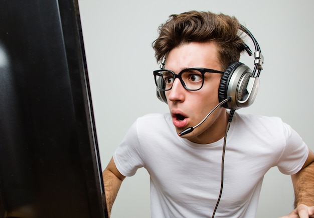 Hombre adolescente jugando juegos de computadora