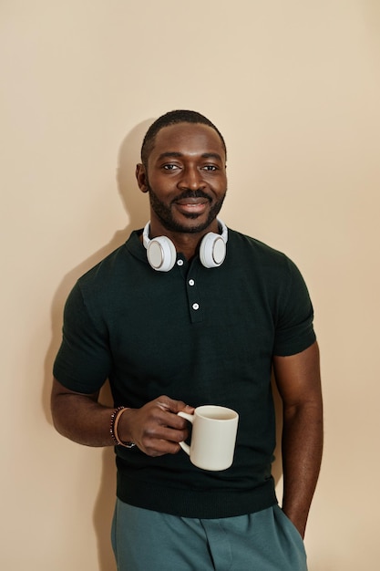 Foto hombre adulto afroamericano con café