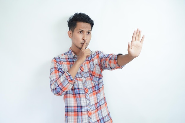 Foto hombre adulto asiático da señal de parada con su mano