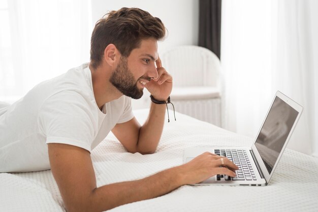 Foto hombre adulto casual disfrutando del trabajo desde casa