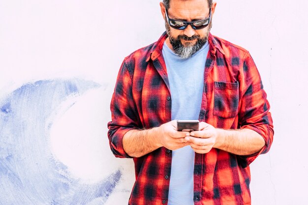 Hombre adulto de color hipster personas con barba usgin moderno teléfono inteligente celular