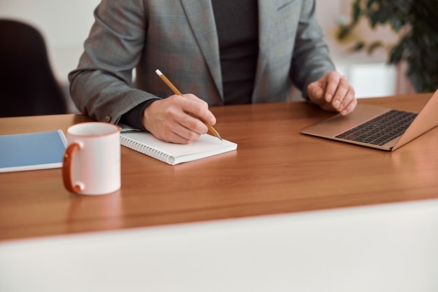 Hombre adulto está trabajando en una oficina moderna