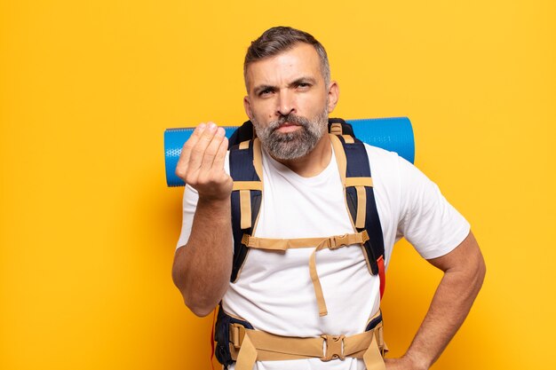 ¡Hombre adulto haciendo capice o gesto de dinero, diciéndole que pague sus deudas!