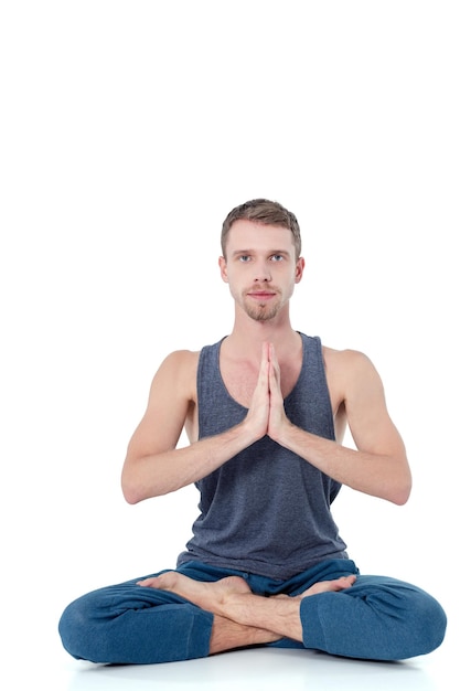 Foto hombre adulto haciendo ejercicio sobre fondo blanco.