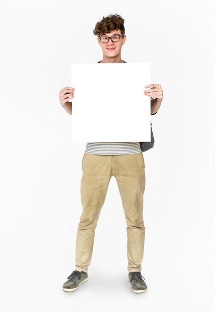 Foto hombre adulto joven que sostiene el retrato en blanco del estudio del tablero de papel