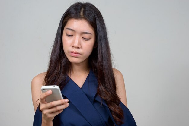 Hombre adulto medio usando teléfono móvil