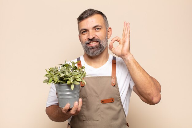 Hombre adulto que se siente feliz, relajado y satisfecho, mostrando aprobación con gesto bien