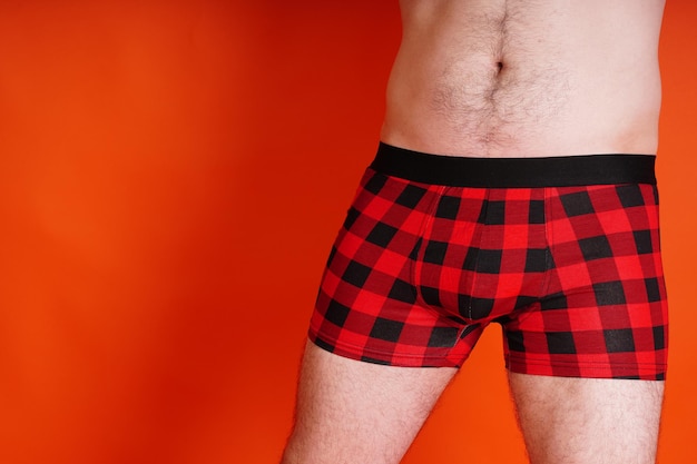 Hombre adulto en ropa interior boxers rojos boxers rojos