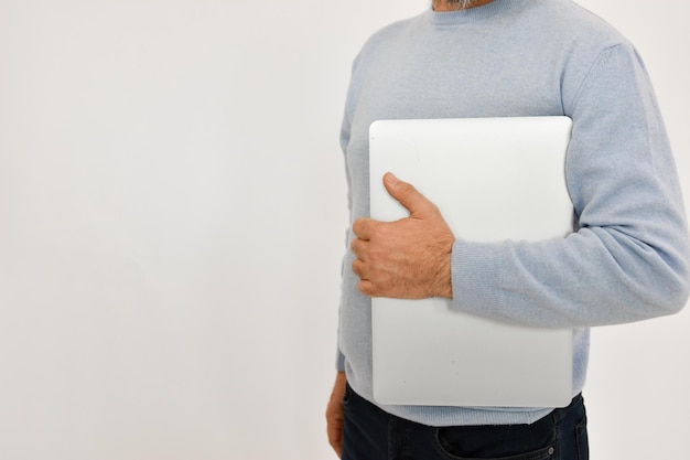 Hombre adulto sosteniendo una computadora portátil aislada en una persona de fondo blanco