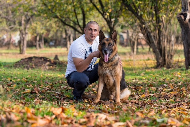 hombre adulto con su perro