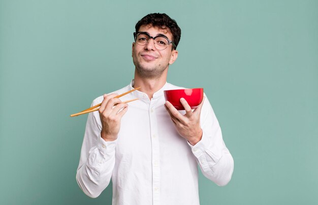 Hombre adulto con un tazón de ramen