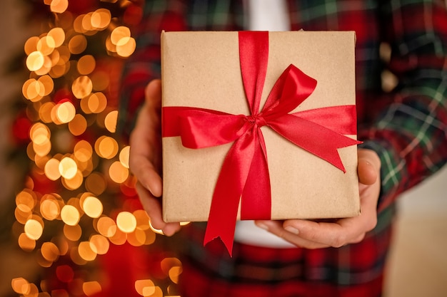 Hombre adulto tiene en su caja de mano con regalo