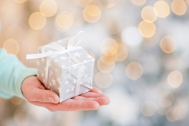 Hombre adulto tiene en su caja de mano con regalo