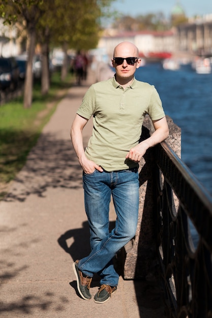 Hombre adulto con un traje casual con gafas de sol