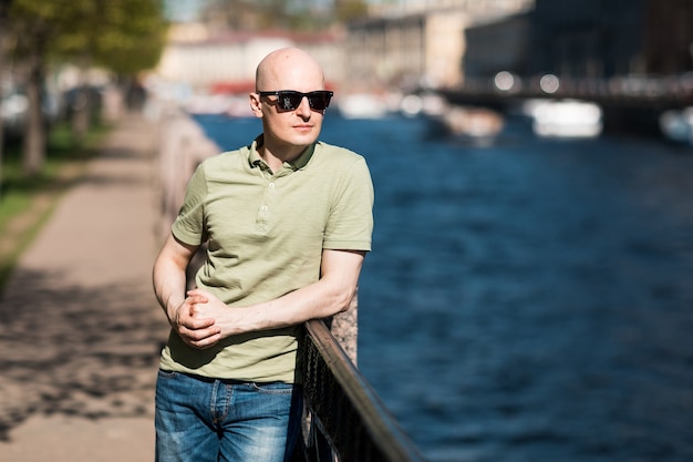 Hombre adulto con un traje casual con gafas de sol