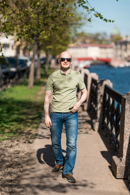 Hombre adulto con un traje casual con gafas de sol