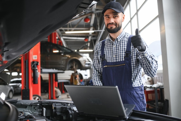 Hombre adulto en uniforme de color azul trabaja en el salón de automóviles