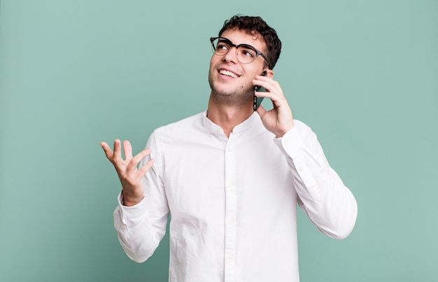 Foto hombre adulto usando su teléfono inteligente