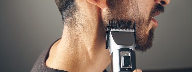 Un hombre se afeita la barba con una máquina de escribir.