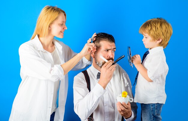 Hombre afeitado barba en peluquería barba cuidado tiempo familiar poco peluquero peluquería concepto salón para